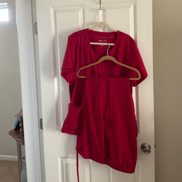 Red scrubs - Picture 1 of 2